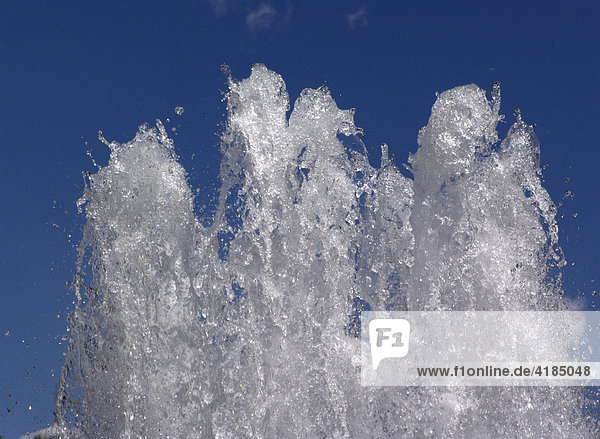Wasserfontaine gegen den blauen Himmel in einem Springbrunnen