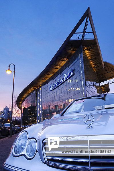 Mercedes Benz Niederlassung am Abend  Berlin  Deutschland