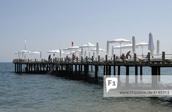 Hotelanlage mit Steg  Seebrücke ins Meer  Side  Türkei