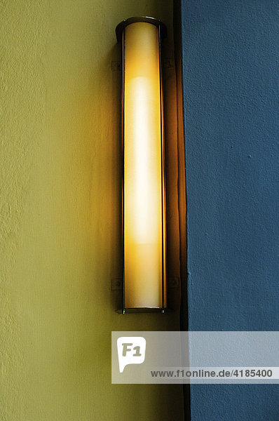 Lampe  Leuchte vor Gelb Blau im Meisterhaus Kandinsky - Klee  Bauhaus Dessau  Deutschland