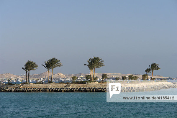 Badeort Hurghada am Roten Meer. Strand eines Luxus Hotels mit Palmen und Insel  Hurghada  Ägypten