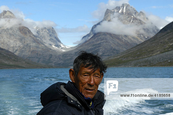Portrait Inuit Grönländer im Qinngertivaq Fjord vor hohen Bergen Solporten Ostgrönland Grönland Arktis