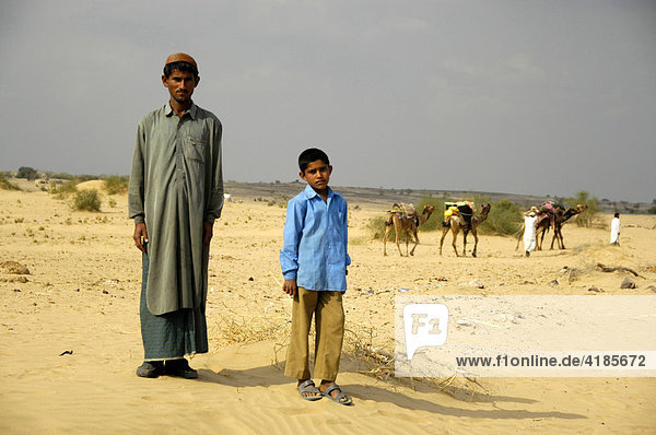 Zwei indische Jungen stehen in der Wüste Thar bei Jaisalmer  Rajasthan  Indien  Asien