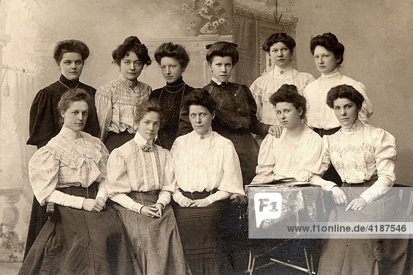 Historisches Foto: Klasse einer Hauswirtschaftsschule  Deutschland  ca 1910