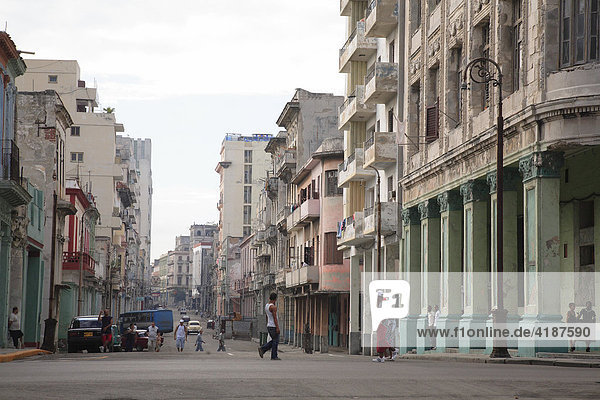 Street scene in the old part of Havana  Cuba  Caribbean