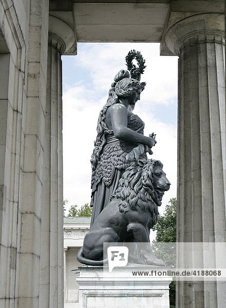 Bavaria-Statue zwischen Säulen  München  Bayern  Deutschland