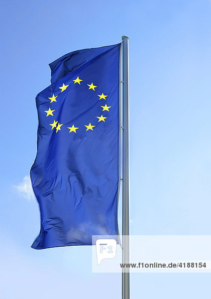 Europaflagge wehend am Mast