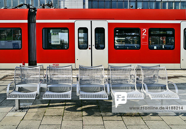 Fahrgaststühle auf Bahnsteig vor S- Bahnwagen