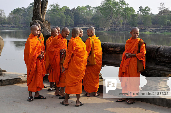 Buddhistische Mönche  Wassergraben  Angkor Wat  Kambodscha  Asien
