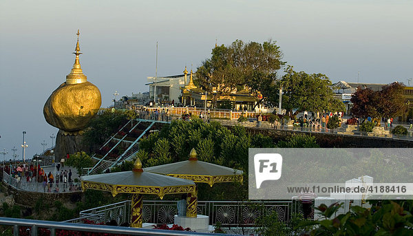 Goldener Felsen mit Stupa und Vorplatz am frühen Morgen  Kyaikhtiyo  Myanmar (Burma)  Südostasien