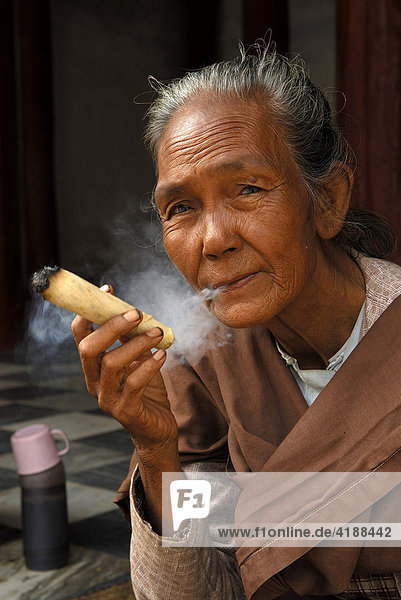 Alte  Cheerot rauchende Burmesin  Bagan  Myanmar  Südostasien
