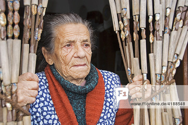 Portrait einer alte Frau mit faltigem Gesicht  Apulien  Süditalien  Italien