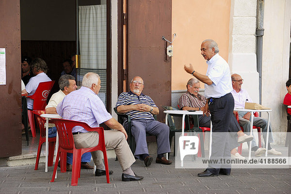 Plauderstunde  Straßenkaffee  Rivello  Region Basilikata  Provinz Potenza  Süditalien  Italien  Europa