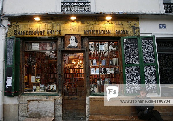 Shakespeare and Company  bookseller in Paris  France  Europe
