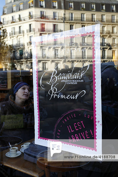 Ankündigung für den Wein Beaujolais Primeur im Bistro am Place Maubert im Quartier Latin  Paris  Frankreich
