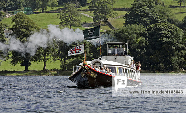 Coniston  GBR  21.08.2005 - Die mit Dampf betriebene Yacht GONDOLA ist auf dem Coniston Water  einem der beiden grossen Seen im Lake District unterwegs.