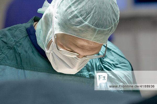 Ein OP-Team der Sana-Klinik Muenchen-Sendling setzt einer Patientin mittels einer neu entwickelten  minimal invasiven Operationsmethode  ein kuenstliches Hueftgelenk ein.