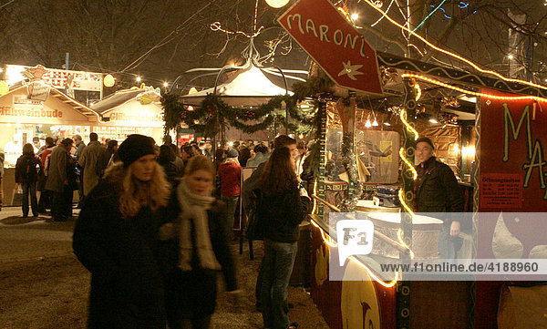 Muenchen  DEU  14.12.2004 - Menschen gehen ueber den Weihnachtsmarkt an der Muenchner Freiheit in Muenchen. Hier bieten vor allem Kuenstler ihre Werke zum Kauf an.