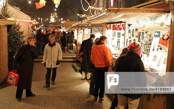 Muenchen  DEU  14.12.2004 - Menschen gehen ueber den Weihnachtsmarkt an der Muenchner Freiheit in Muenchen. Hier bieten vor allem Kuenstler ihre Werke zum Kauf an.