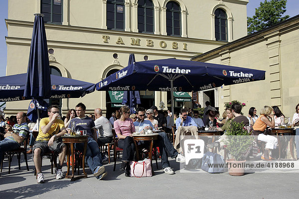 Muenchen  DEU  05.05.2005 - Menschen sitzen vor dem Caffee Luigi Tambosi am Odeonsplatz in Muenchen in der Sonne. Das alte Kaffeehaus liegt direkt am Hofgarten.
