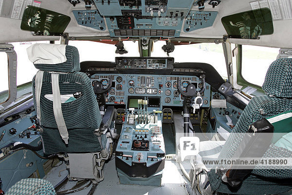 Muenchen  DEU  30.08.05 – Cockpit einer russischen Antonov 124. Die An 124 ist das zweitgroesste Transportflugzeug der Welt und kann mehr als 150 Tonnen Gewicht aufnehmen.