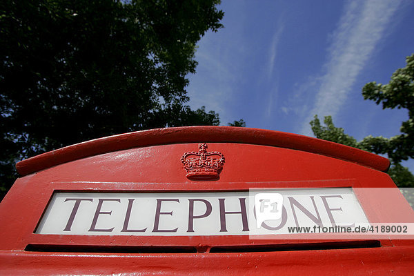 Haworth  GBR  15.08.2005 - Schild mit der Aufschrift Telephone  an einer alten britischen Telefonzelle.