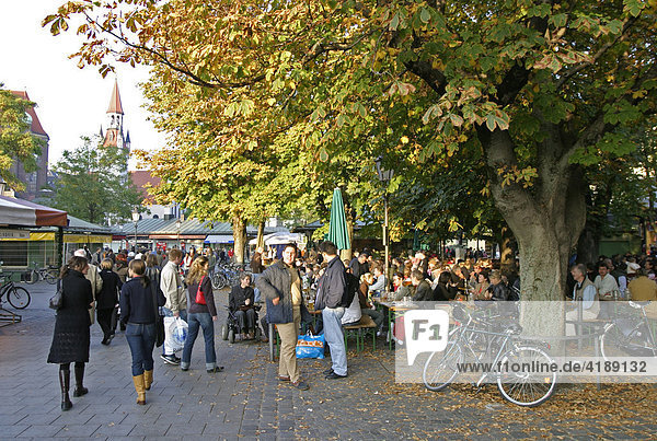 Muenchen  DEU  15.10.2005 - Biergarten auf dem Muenchner Viktualienmarkt.