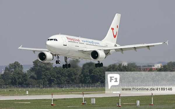Muenchen  DEU  11.08.2005 - Ein Hapag-Lloyd-Jet des Typs Airbus A310-200 landet auf dem Muenchner Flughafen.