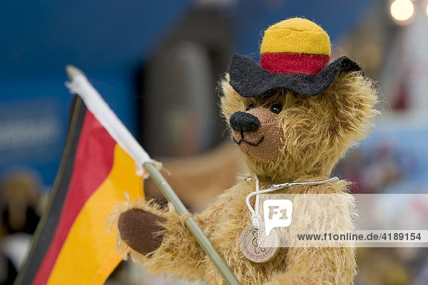 Muenchen  DEU  01.07.2006 - Teddybaer mit Deutschlandfahne und Hut in schwarz-rot-gold.