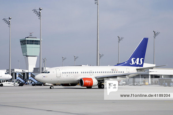 Eine Maschine der Scandinavian Airlines vom Typ Boeing 737-600 rollt auf dem Münchner Flughafen. München  Bayern  Deutschland