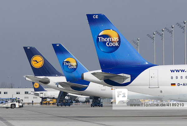 Flugzeuge von Thomas Cook und Lufthansa auf dem Münchner Flughafen. München  Bayern  Deutschland