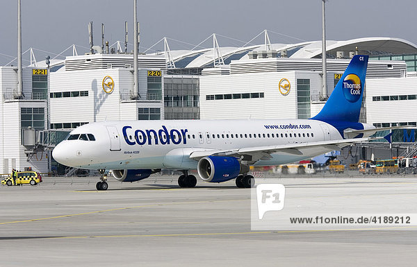 Die Maschine der Condor vom Typ Airbus A 320-212 rollt auf dem Münchner Flughafen. München  Bayern  Deutschland