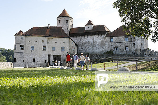 Zweiter Burghof in der Burg Burghausen  der mit 1043 Metern längste Burg Europas Burghausen Bayern Deutschland