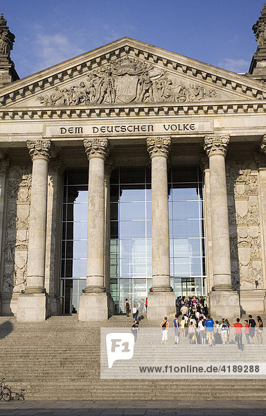 Eingang zum Reichstag in Berlin Deutschland