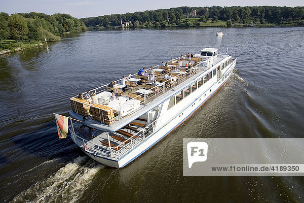Ausflugschiff auf dem Glienicker See in Richtung Babelsberg Nord fahrend  vor den Toren Potsdams  Deutschland