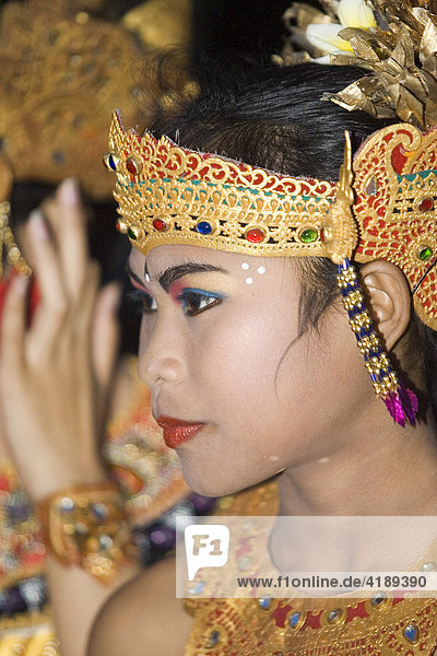 Tänzerin bei einem öffentlichen Auftritt auf der Insel Bali  Indonesien