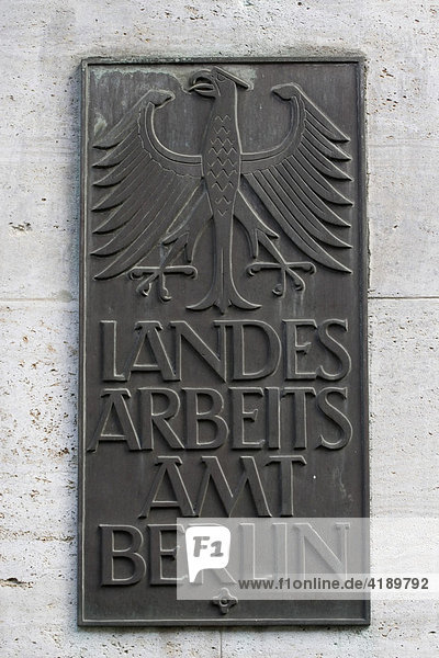 Altes Schild am Gebäude des Landesarbeitsamtes in Berlin