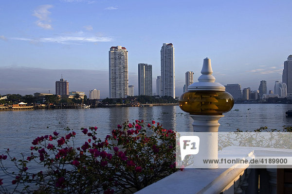 Auf einer Hotelterasse am Ufer des Chao Phraya River in Bangkok  Thailand  Asien