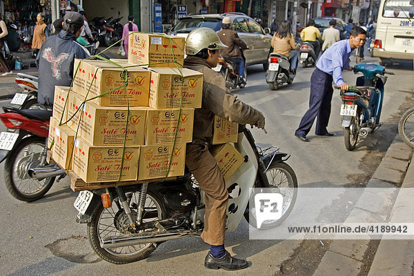 Transport von Waren auf Hanois Strassen  Vietnam  Asien