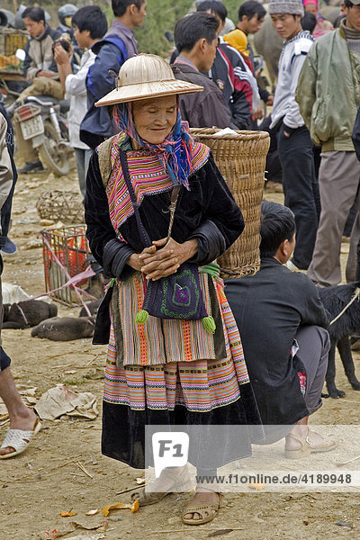 Alte Frau auf dem Markt in Bac Ha  Vietnam  Asien
