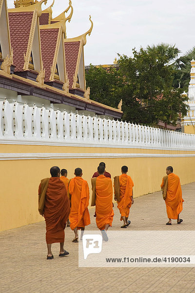 Mönche gehen an der Mauer des Königspalastes entlang  Phnom Penh  Kambodscha  Asien