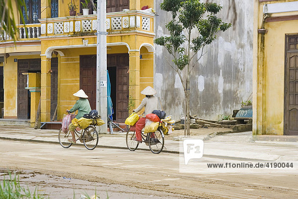 Zwei vietnamesische Frauen auf dem Fahrrad in Hoi An  Vietnam  Asien