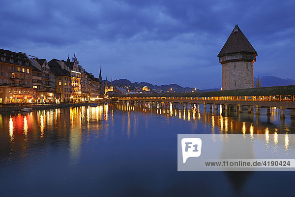 Altstadt von Luzern mit Kapellbrücke und Wasserturm in der Dämmerung  Luzern  Schweiz