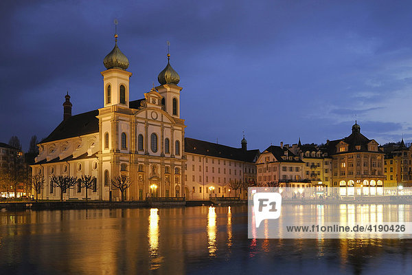 Die Lichter der Jesuitenkirche spiegeln sich im Wasser der Reuss  Luzern  Schweiz