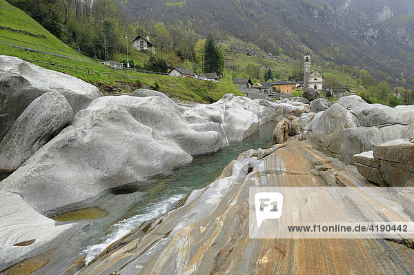 Fluss Verzasca mit Kirche von Lavertezzo  Tessin  Schweiz  Europa