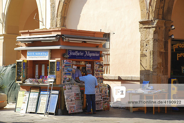 Zeitungsstand an der Porta a Mare Portoferraio Insel Elba Toskana Italien