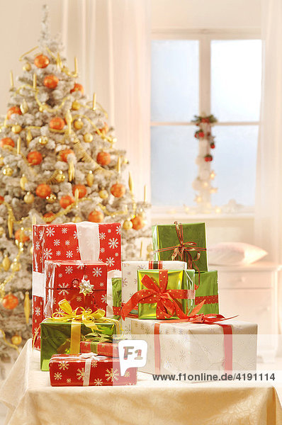 Weihnachtsgeschenke vor dem Christbaum