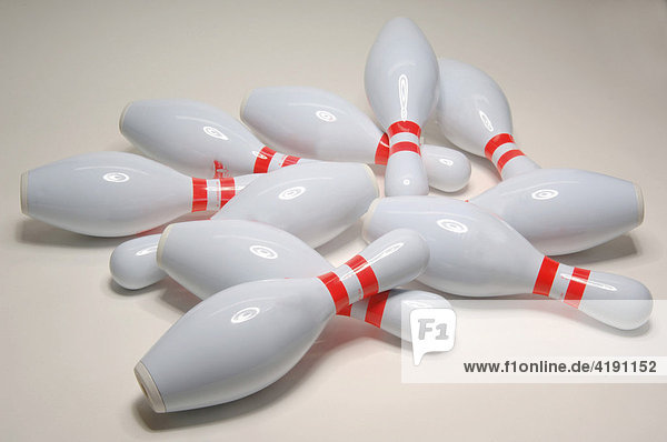 Umgeworfene Bowlingpins