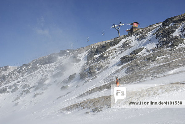 Wegen Orkanböhen eingestellte Sesselliftanlage an einem abgeblasenen Bergrücken  Glungezer Tirol Österreich Europa