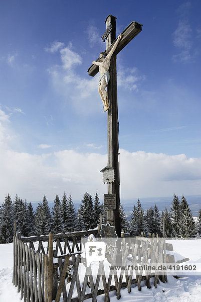 Gipfelkreuz auf verschneitem Berggipfel mit Gedenktafeln im Winter  Leitzachtal  Bayern  Deutschland  Europa